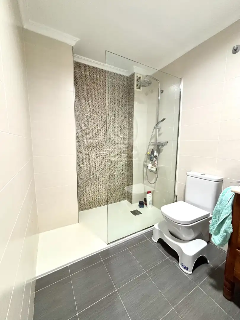 Badezimmer von Wohnung zum Verkauf in Plasencia mit Klimaanlage, Heizung und Parkett