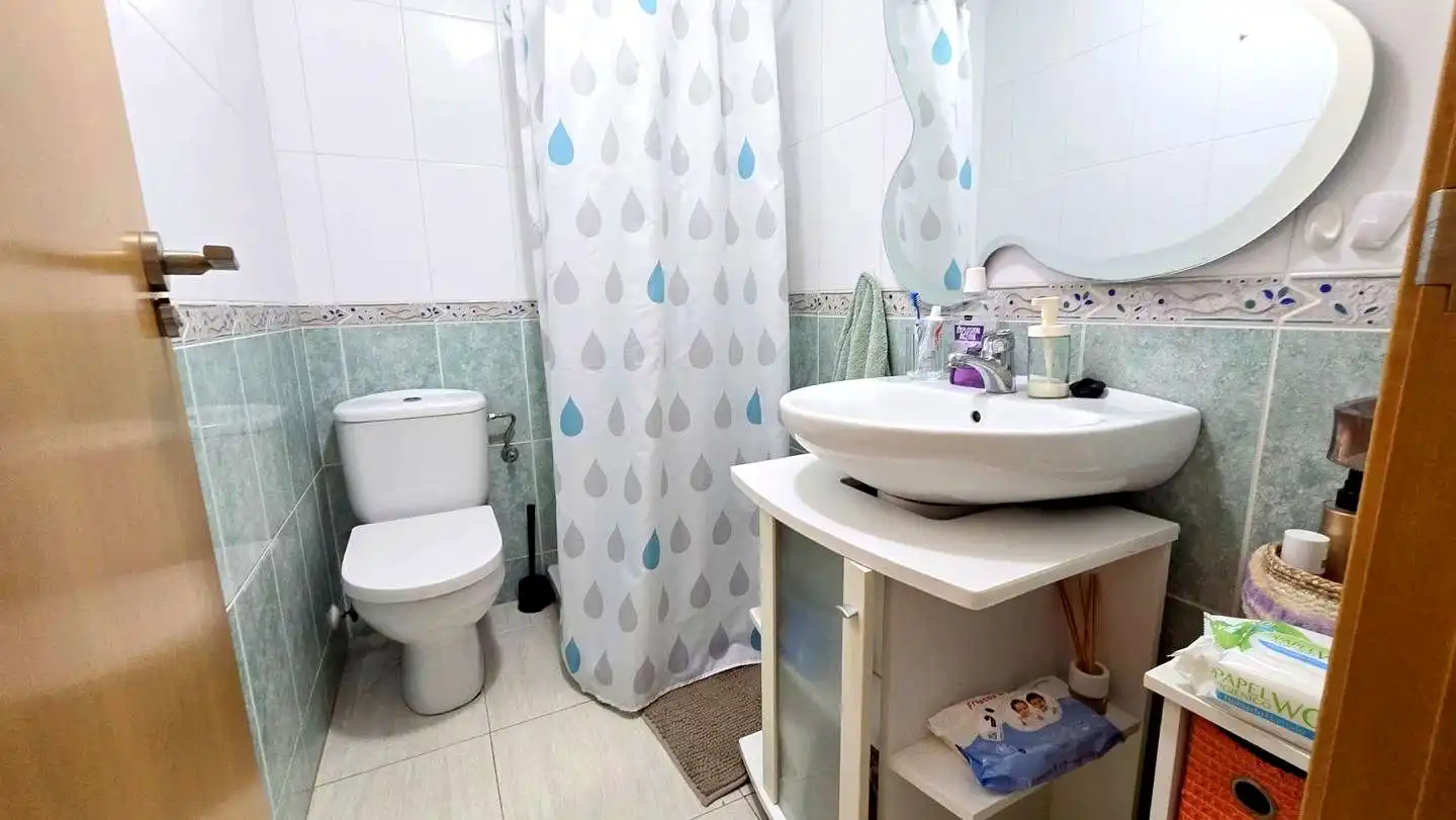 Baño de Apartamento de alquiler en Gandia con Aire acondicionado, Terraza y Piscina comunitaria