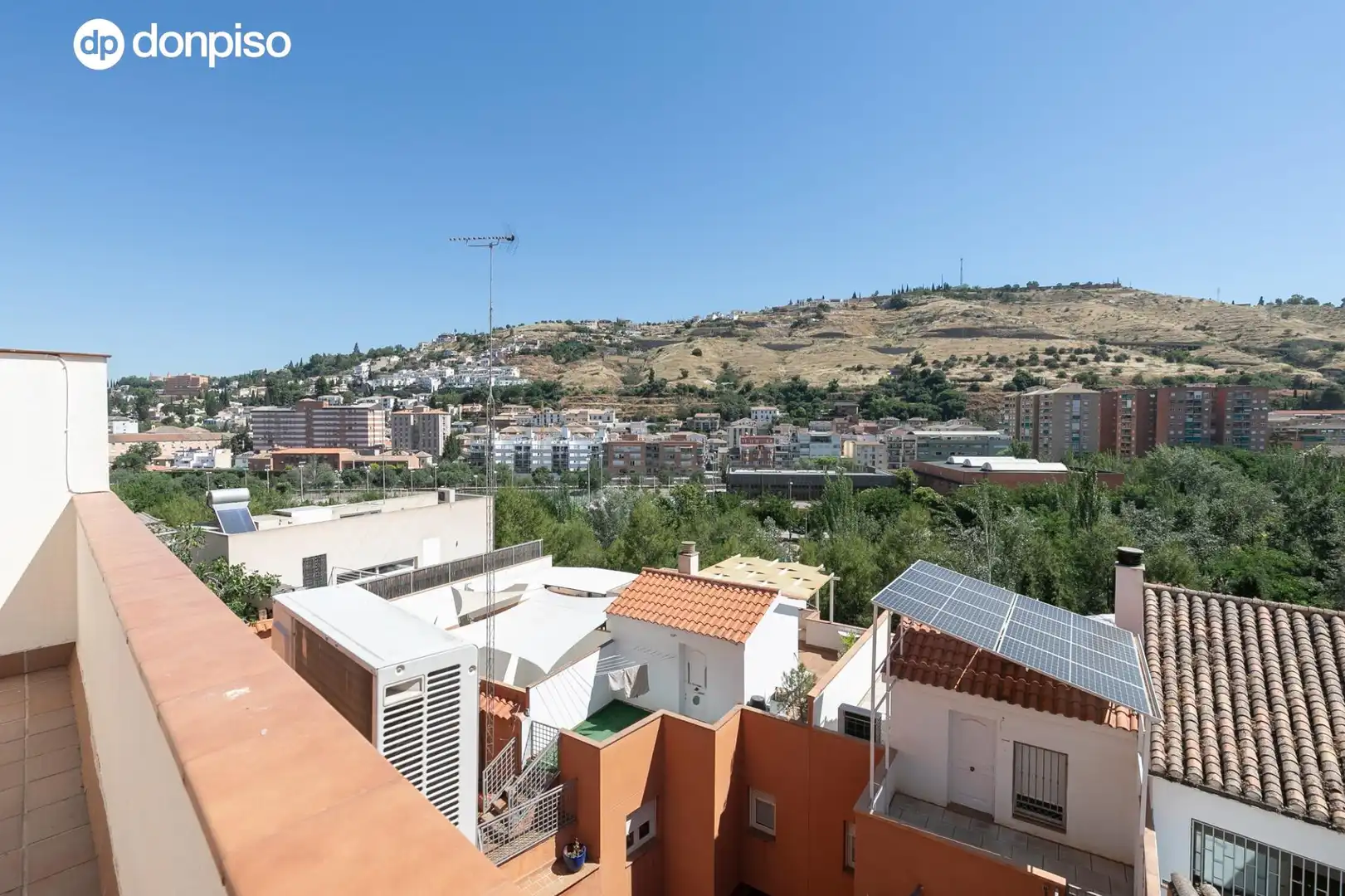Vista exterior de Casa adosada en venta en Granada con Aire acondicionado, Calefacción y Terraza