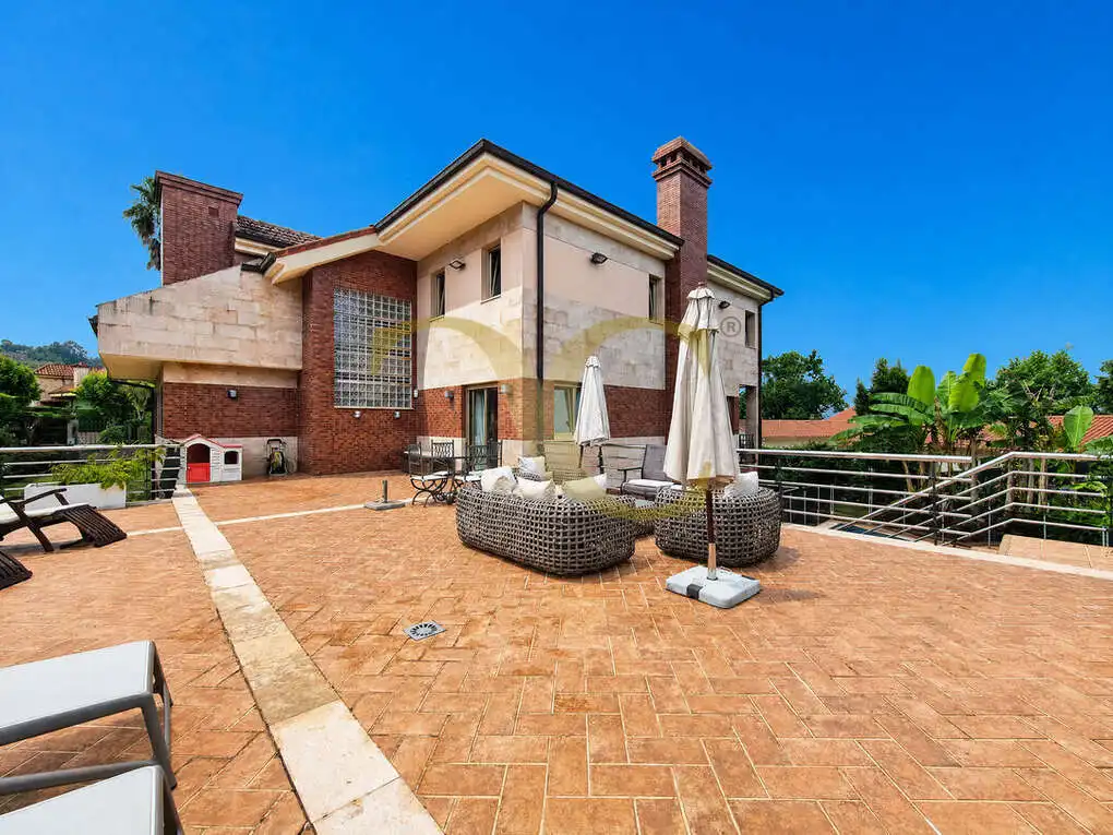 Terrassa de Casa o xalet en venda en Gijón  amb Calefacció, Jardí privat i Terrassa