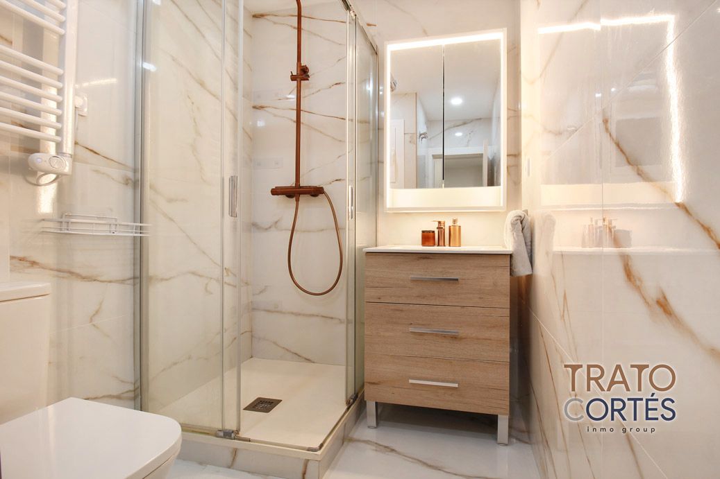 Bathroom of Flat for sale in Cornellà de Llobregat  with Air Conditioner, Parquet flooring and Furnished