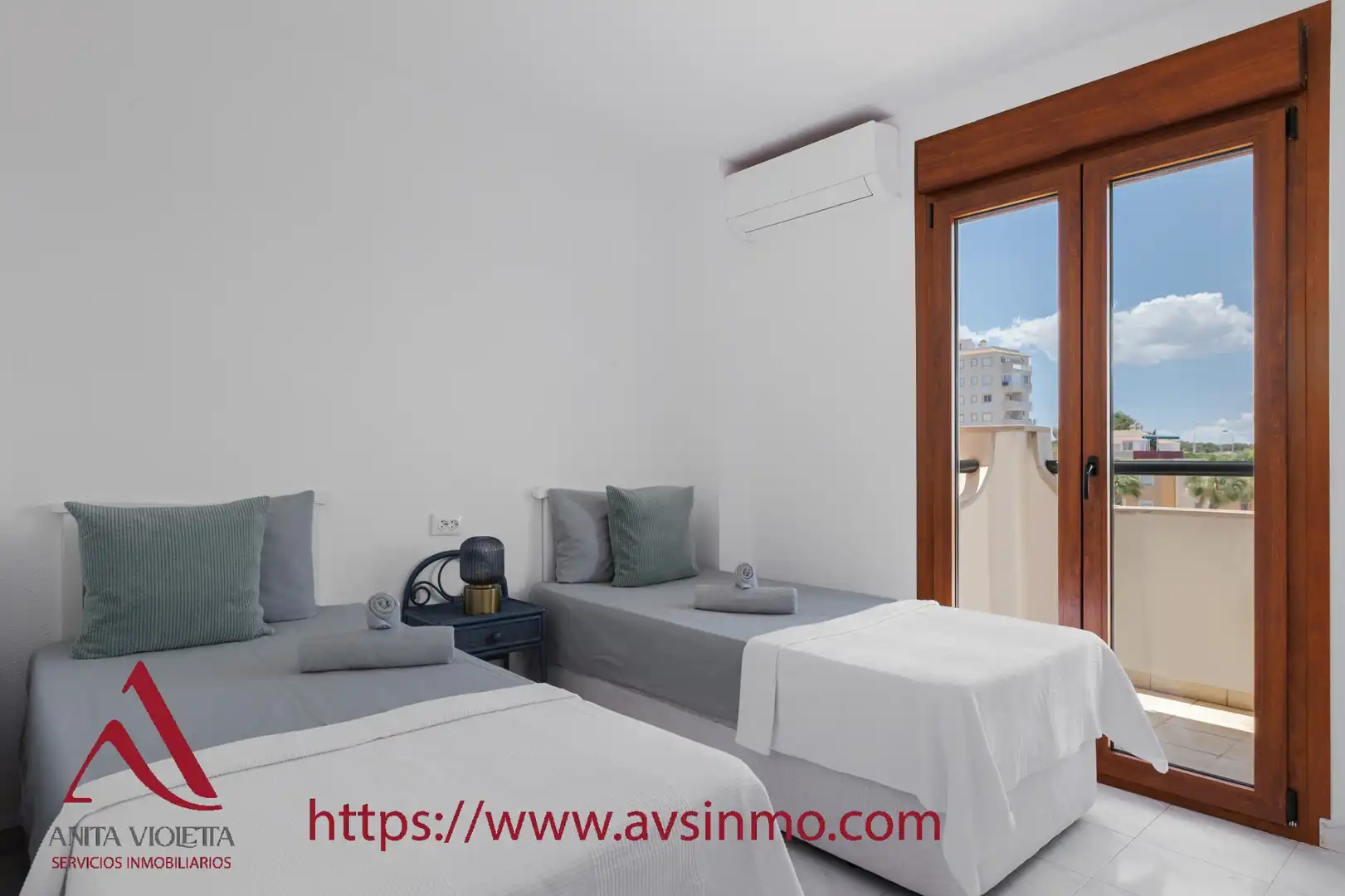 Dormitori de Apartament de lloguer en Torrevieja amb Aire condicionat, Moblat i Rentadora