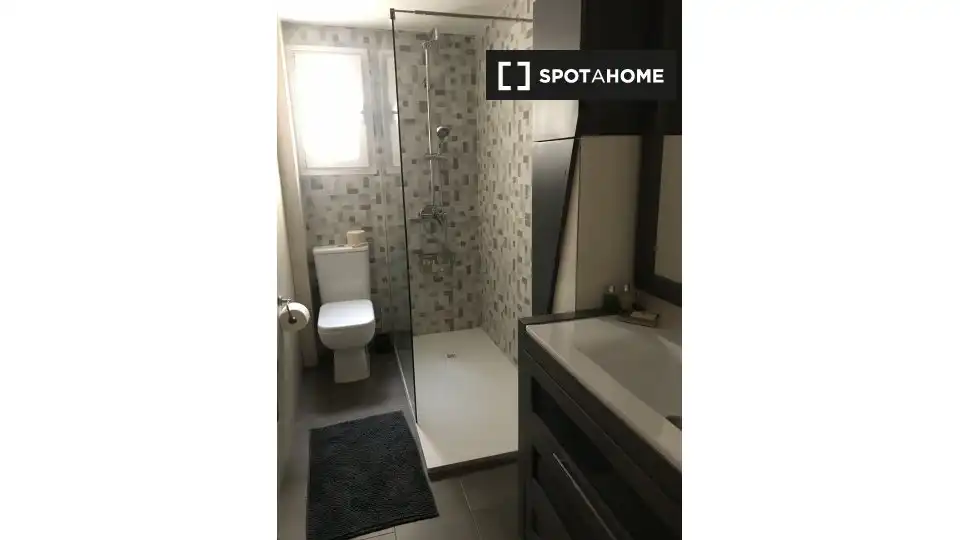 Bathroom of Flat for rent in Valencia  with Air Conditioner, Heating and Furnished