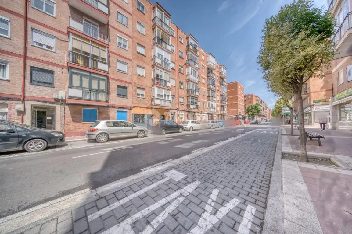 Vista exterior de Local en venda en Valladolid amb Aire condicionat
