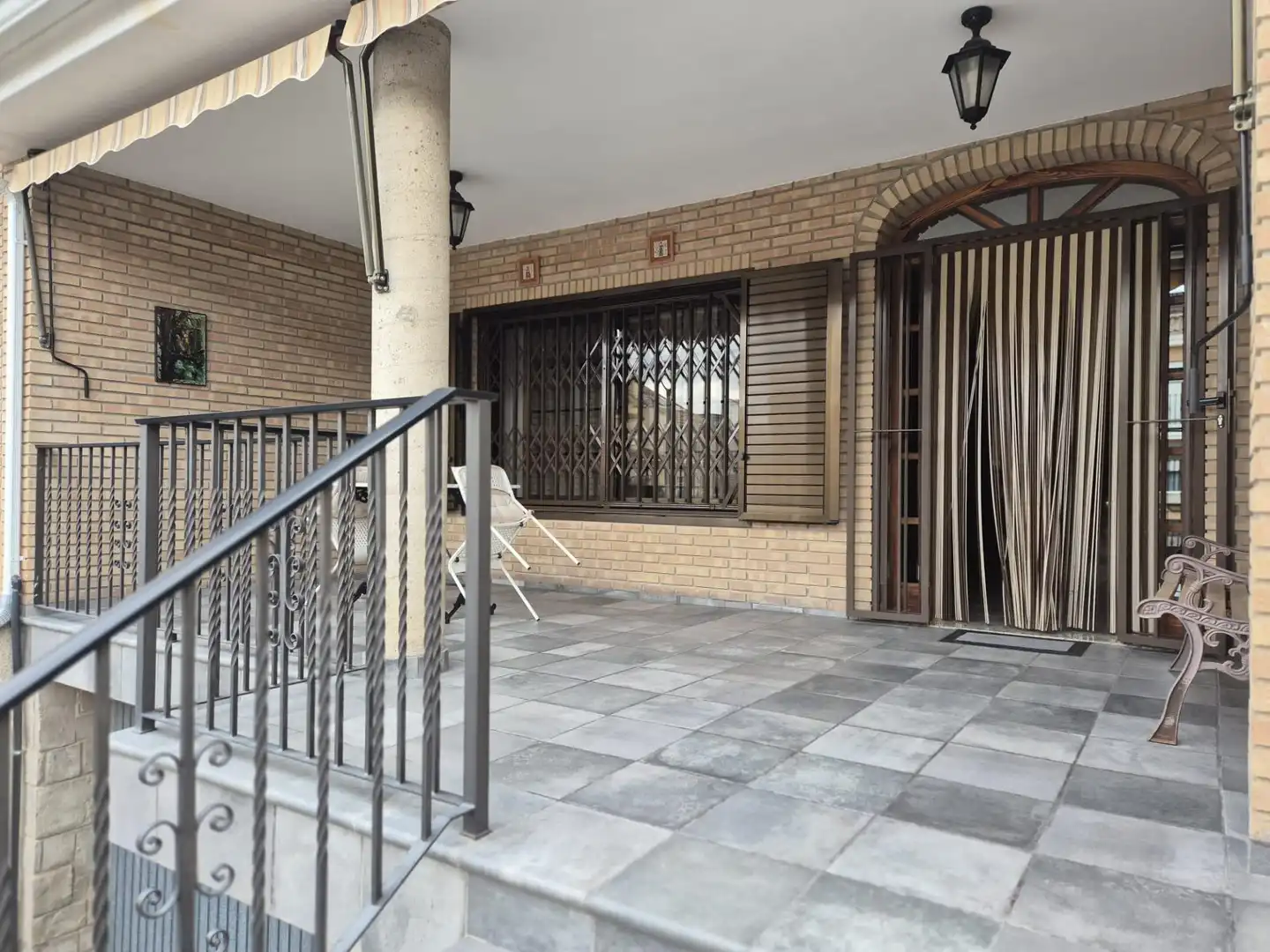 Terrasse von Einfamilien-Reihenhaus zum Verkauf in Llíria mit Privatgarten