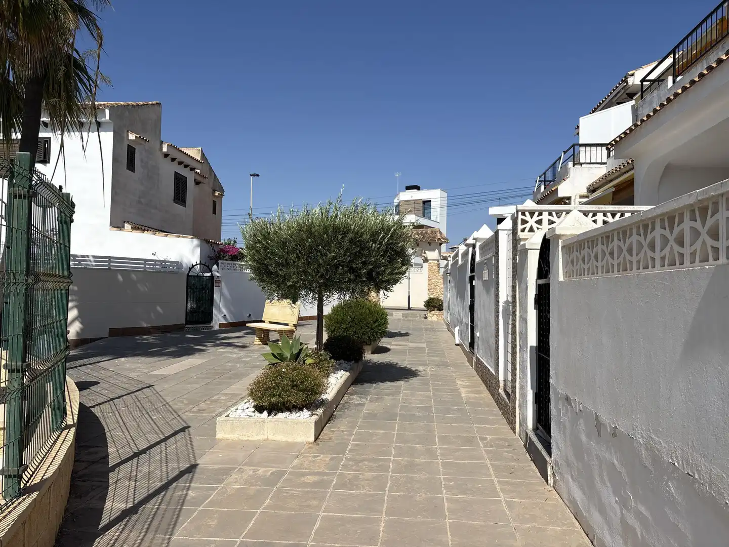 Außenansicht von Wohnungen zum Verkauf in Torrevieja mit Klimaanlage, Terrasse und Gemeinschaftspool