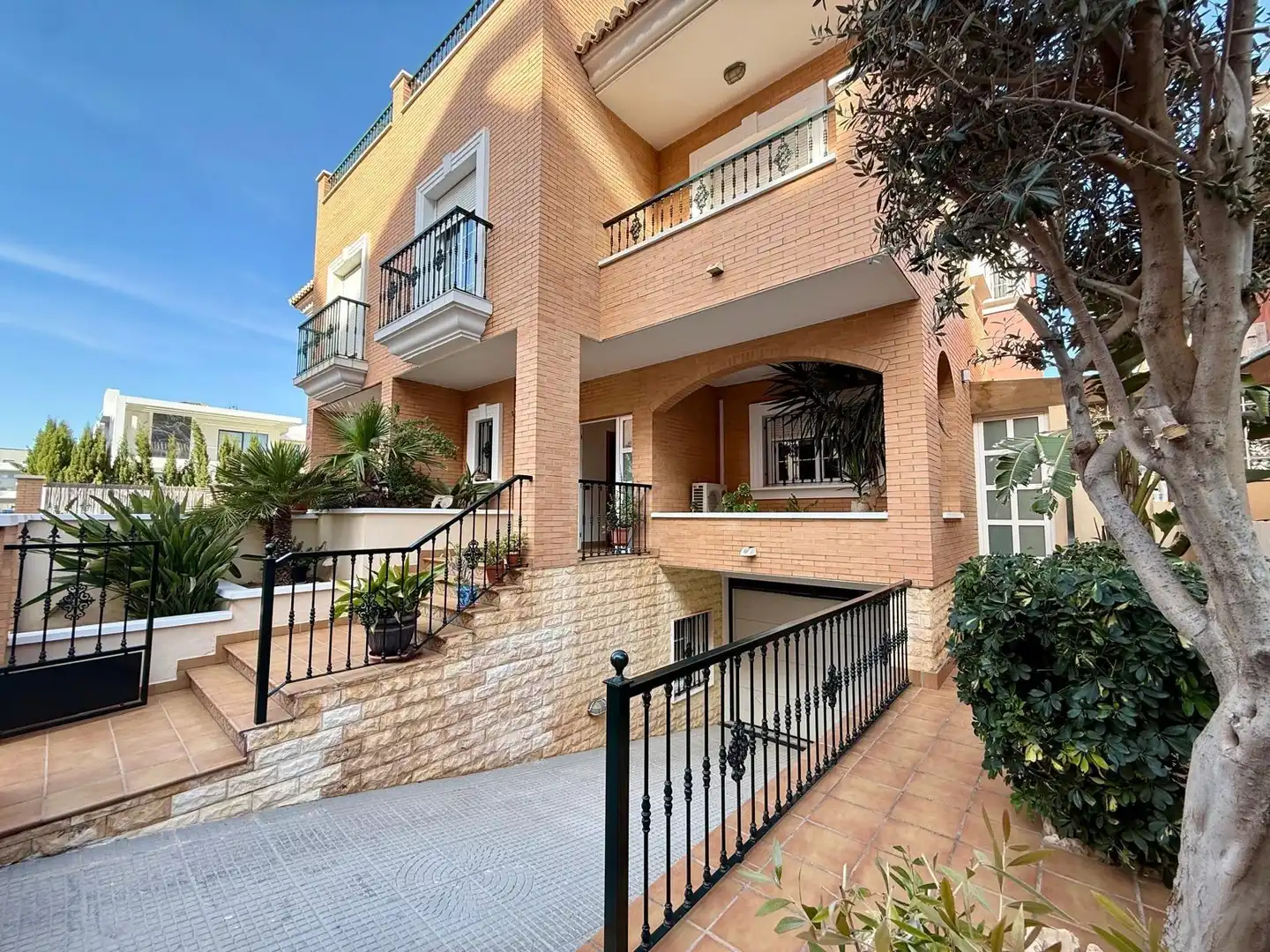 Vista exterior de Casa adosada en venta en Almería con Aire acondicionado, Jardín privado y Terraza