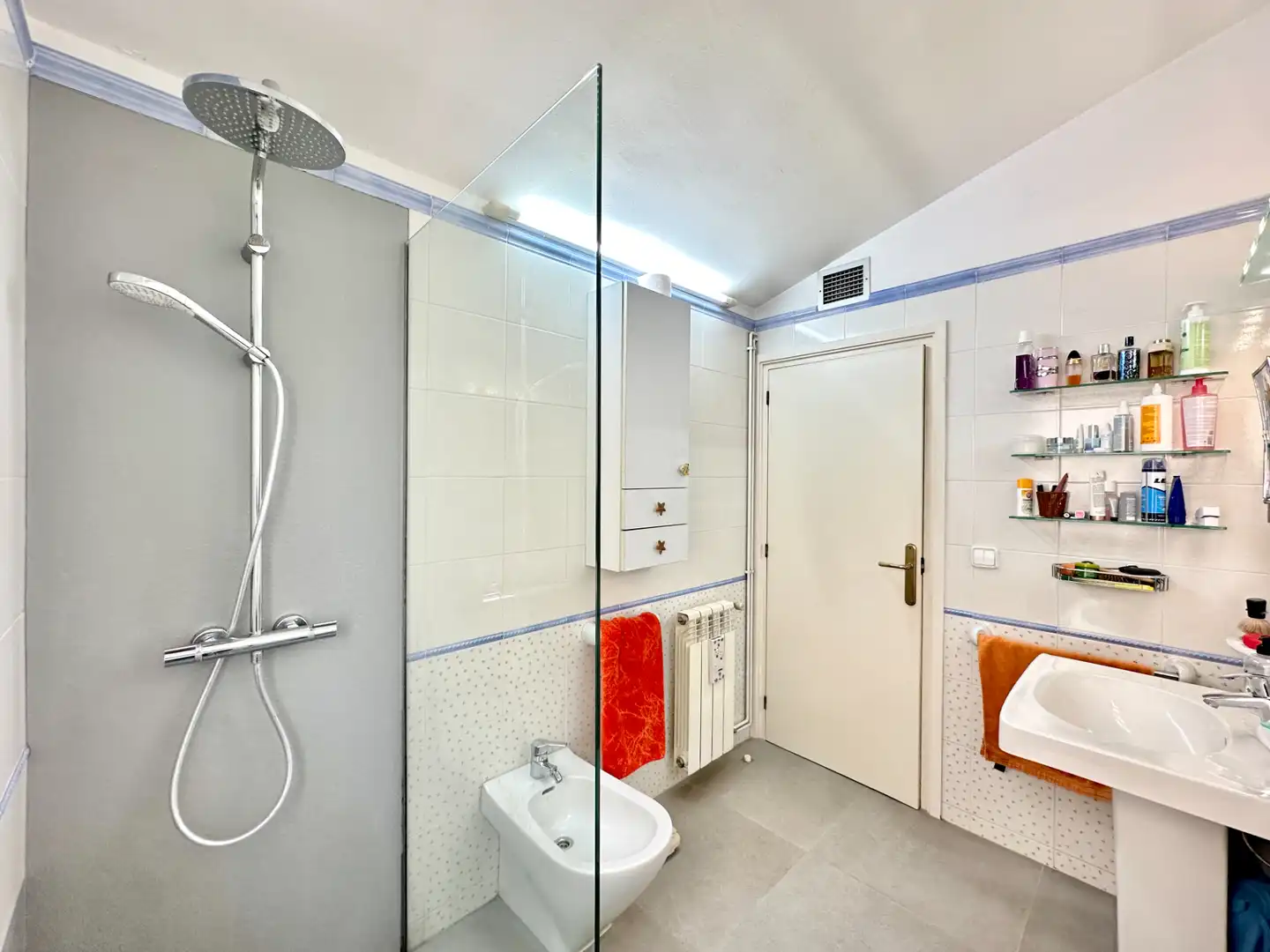 Baño de Casa adosada en venta en Manlleu con Calefacción, Jardín privado y Trastero