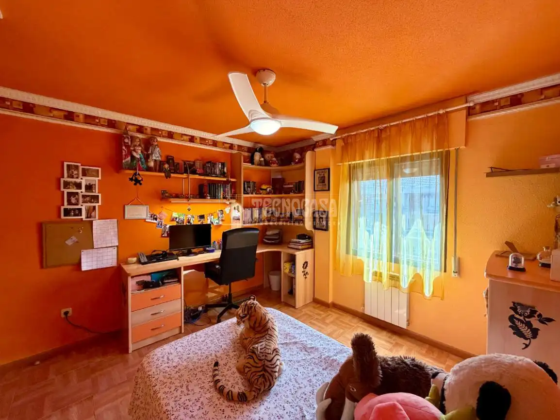 Schlafzimmer von Einfamilien-Reihenhaus zum Verkauf in Azuqueca de Henares mit Klimaanlage und Heizung
