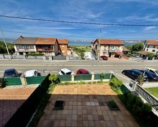 Vista exterior de Casa adosada en venda en Marina de Cudeyo amb Calefacció i Terrassa