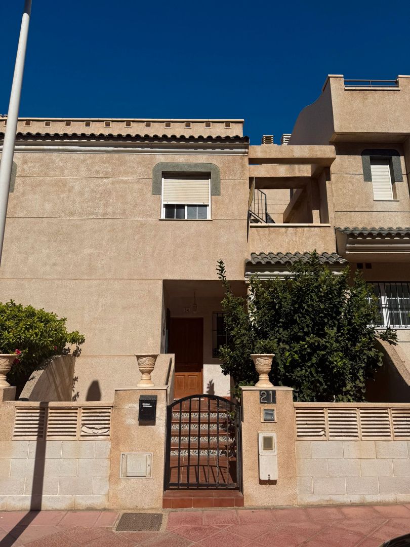 Vista exterior de Casa adosada en venda en  Almería Capital amb Jardí privat, Terrassa i Traster