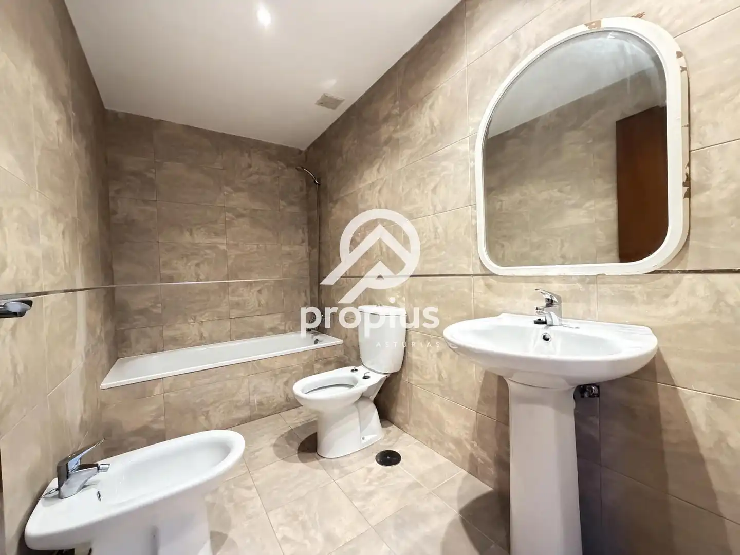 Badezimmer von Dachboden zum Verkauf in Llanes mit Abstellraum