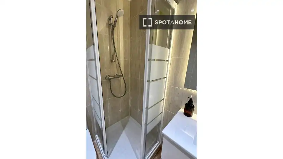 Bathroom of Flat for rent in Madrid  with Air Conditioner, Heating and Furnished