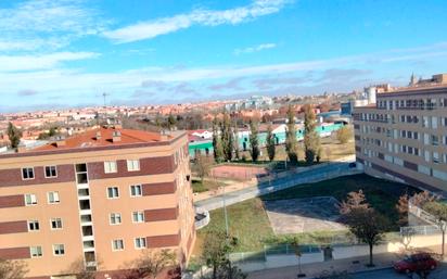 Vista exterior de Pis en venda en Salamanca Capital amb Aire condicionat, Piscina i Balcó