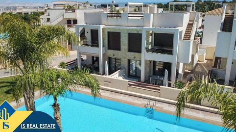 Apartamento con piscina comunitaria, en la provincia de Alicante, en la ciudad de Torrevieja, en la zona de Los Balcones. 2 habita