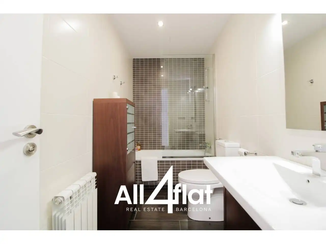 Baño de Casa o chalet de alquiler en L'Hospitalet de Llobregat con Aire acondicionado, Calefacción y Jardín privado