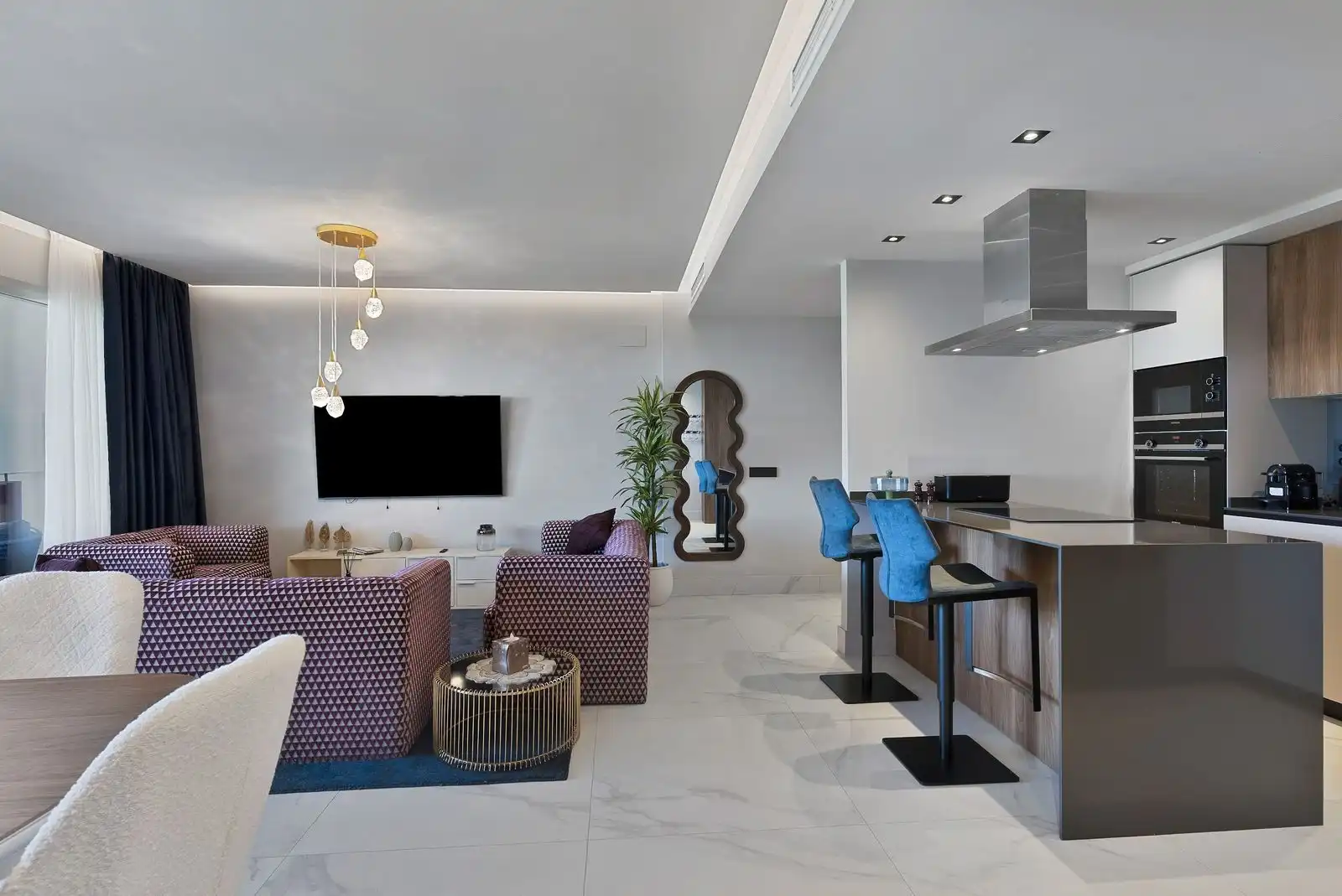 Sala d'estar de Pis de lloguer en Marbella amb Aire condicionat, Terrassa i Moblat