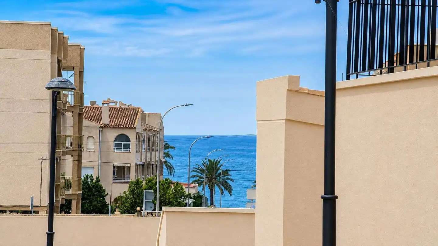 Vista exterior de Casa adosada en venta en Santa Pola con Aire acondicionado, Terraza y Trastero