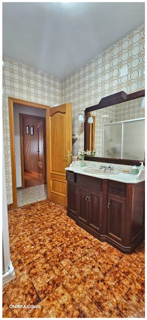 Bathroom of Houses for sale in Sarria  with Heating, Private garden and Parquet flooring
