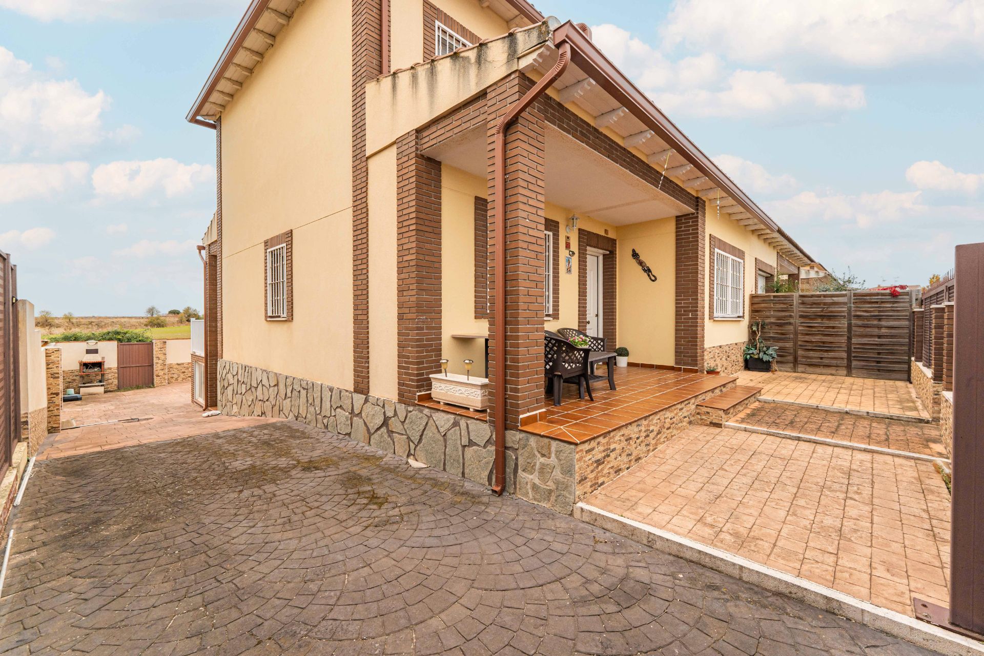 Vista exterior de Casa o xalet en venda en Huecas amb Calefacció, Jardí privat i Terrassa