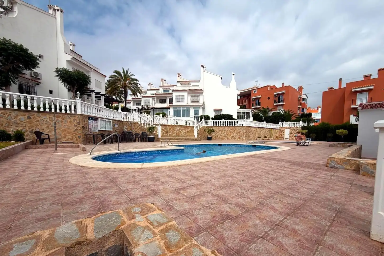 Schwimmbecken von Einfamilien-Reihenhaus zum Verkauf in Torrevieja mit Klimaanlage, Heizung und Terrasse