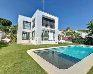 Vista exterior de Casa o xalet de lloguer en Sitges amb Aire condicionat i Piscina