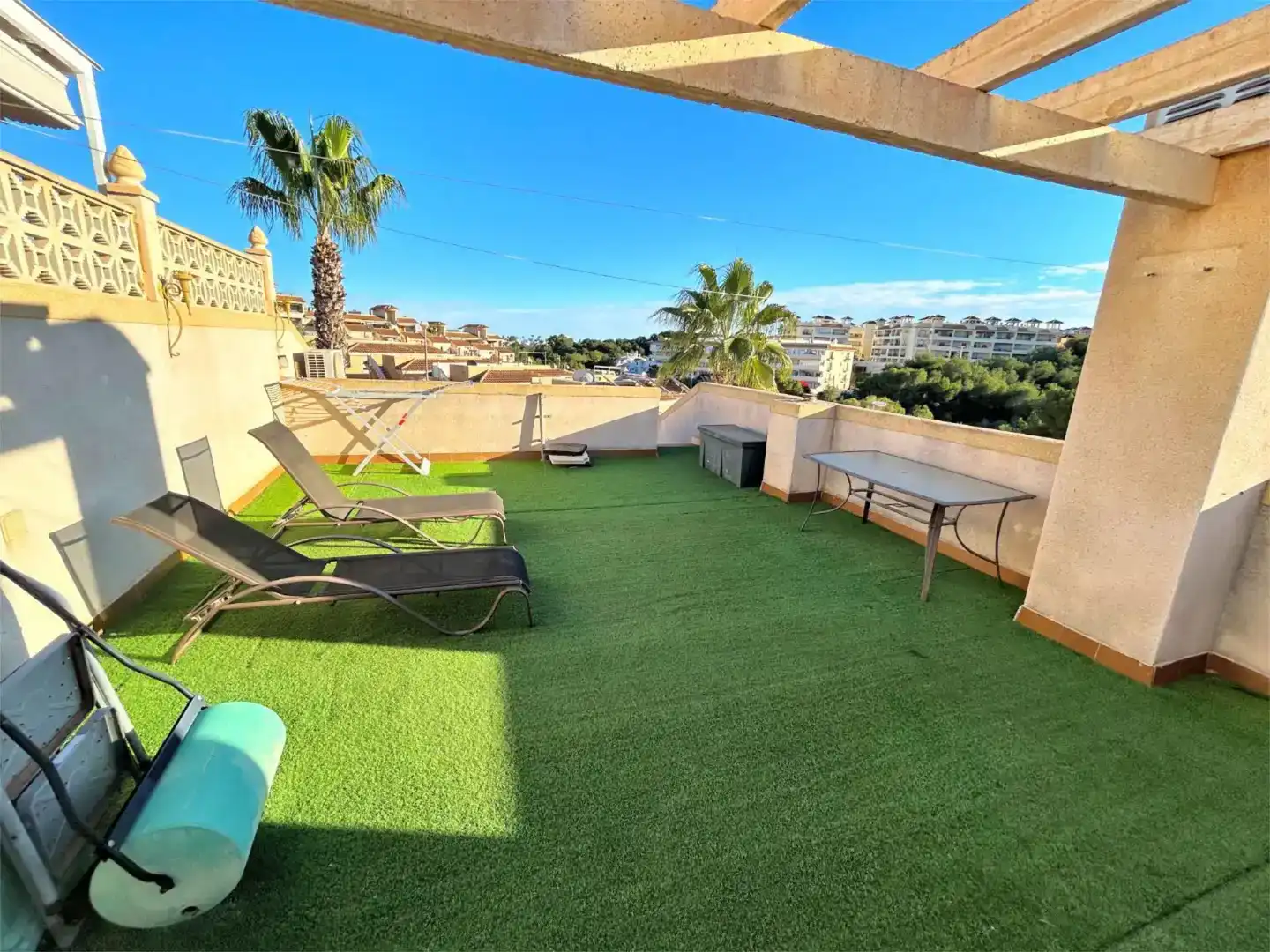 Terrassa de Casa adosada en venda en Orihuela amb Aire condicionat, Jardí privat i Piscina