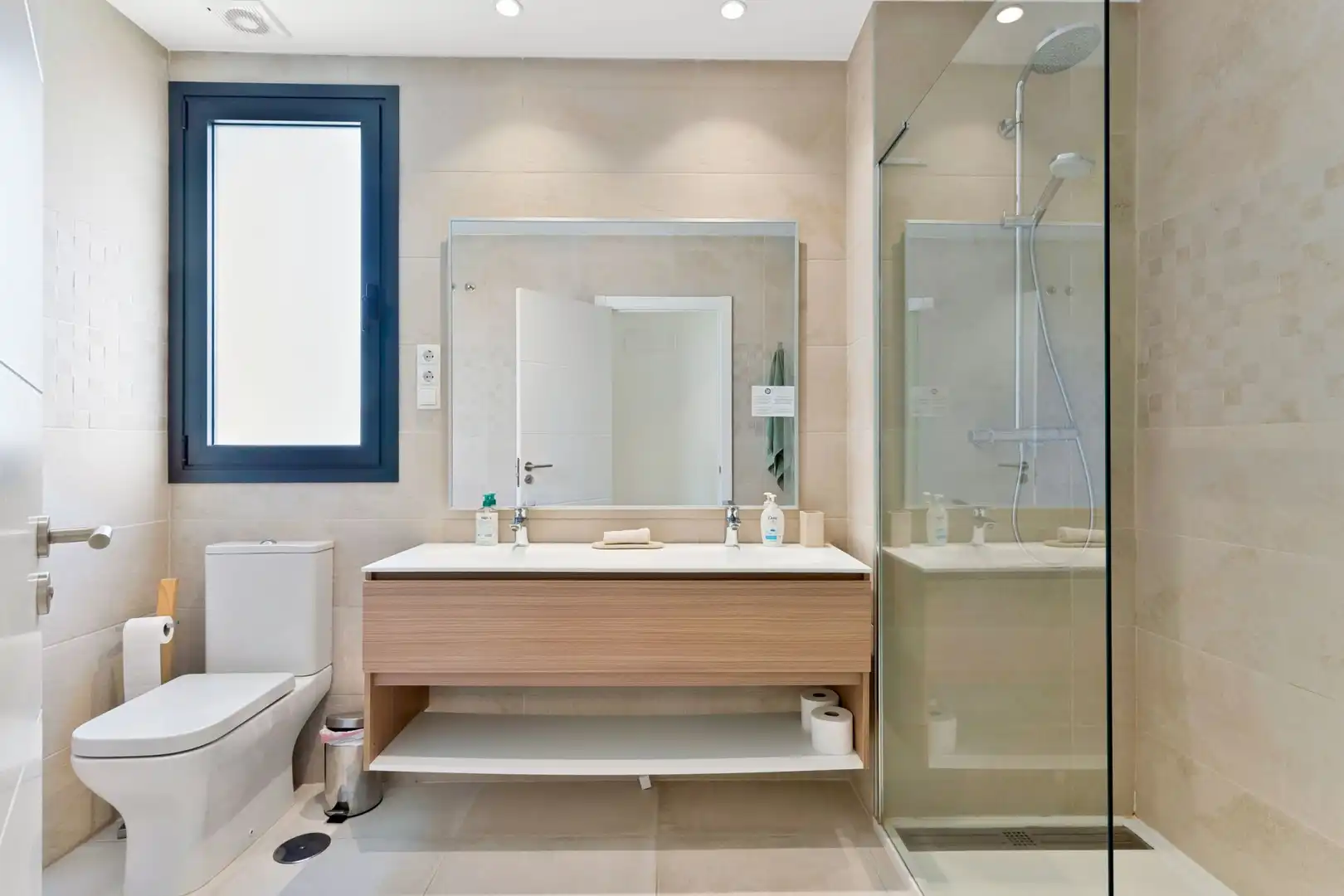 Badezimmer von Wohnungen zum Verkauf in Estepona mit Klimaanlage, Terrasse und Schwimmbad