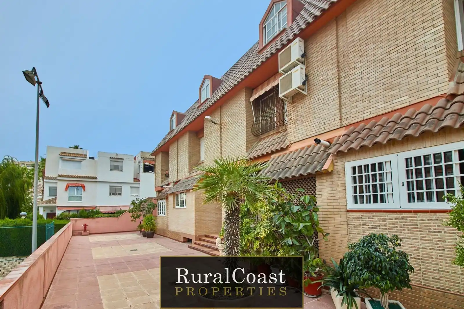 Vista exterior de Casa o xalet en venda en Alicante / Alacant amb Aire condicionat, Calefacció i Terrassa