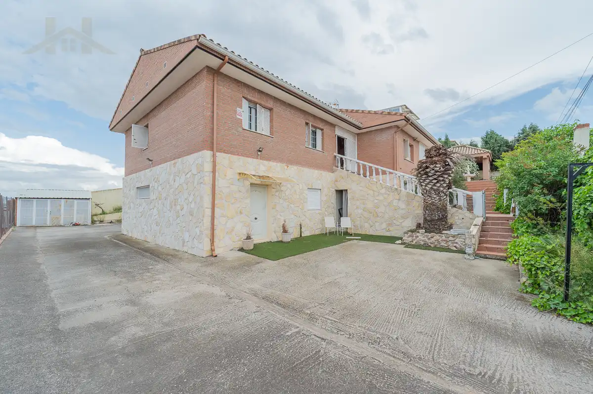 Vista exterior de Casa o xalet en venda en Yeles amb Aire condicionat, Calefacció i Jardí privat