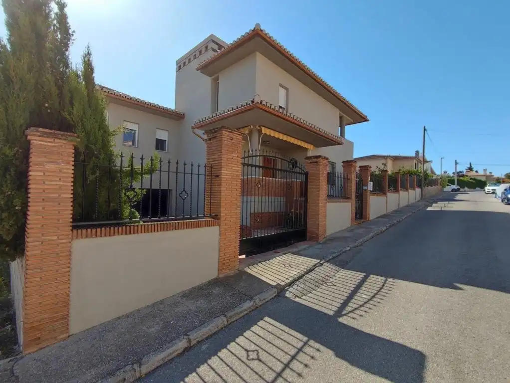 Vista exterior de Casa o xalet en venda en Villa de Otura amb Aire condicionat, Calefacció i Terrassa