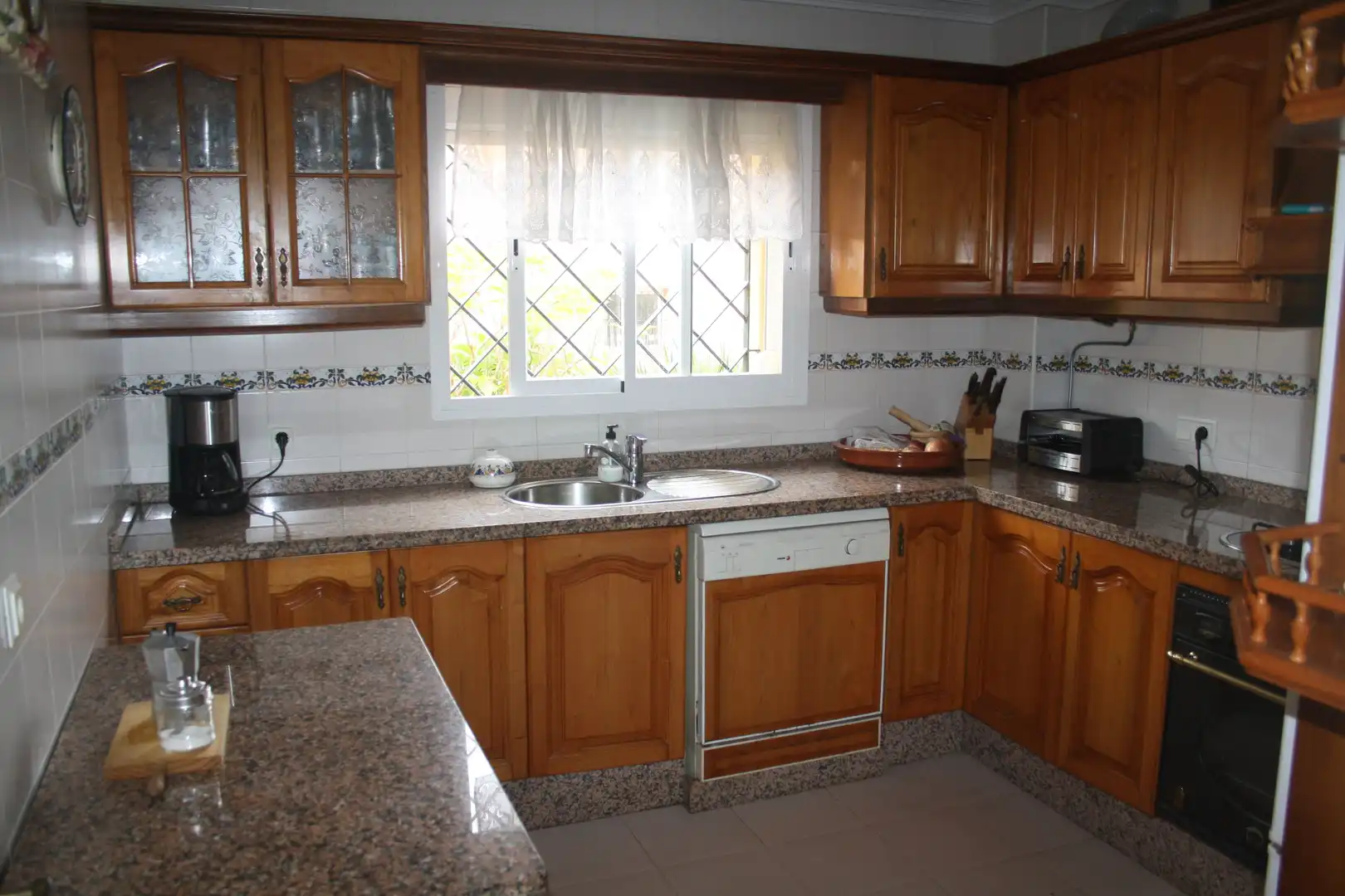 Cocina de Casa o chalet de alquiler en Algeciras con Jardín privado, Terraza y Piscina