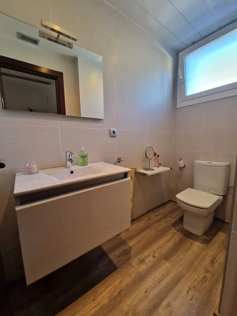 Badezimmer von Einfamilien-Reihenhaus zum Verkauf in Dosrius mit Klimaanlage, Heizung und Gemeinschaftspool
