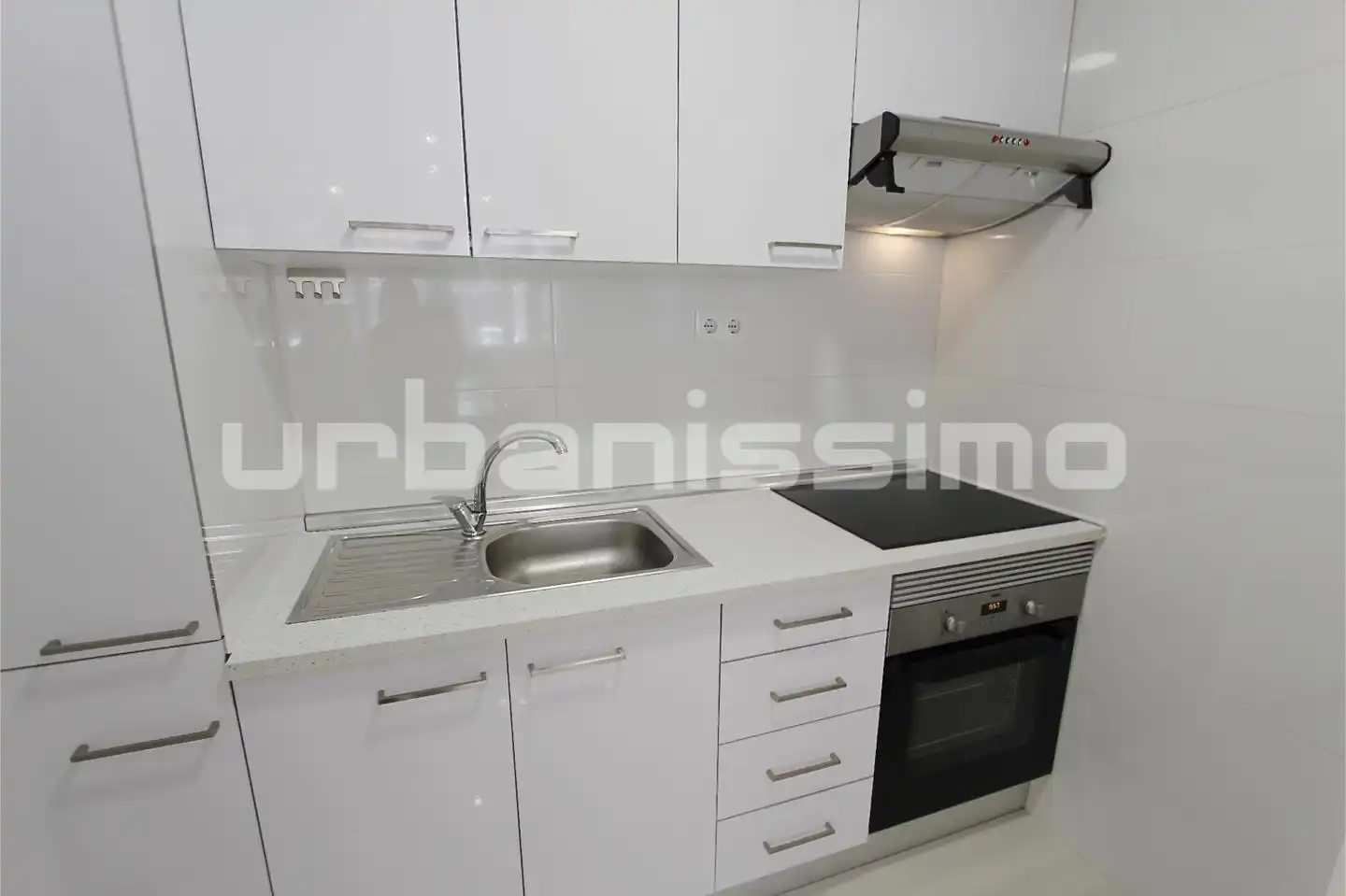 Cuina de Apartament de lloguer en Madrid amb Aire condicionat, Calefacció i Moblat
