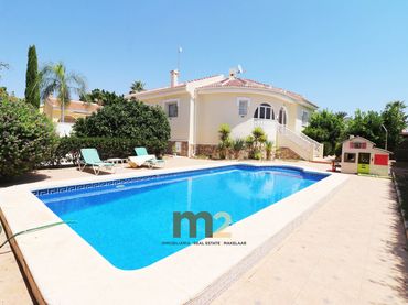 Detached house with pool for sale in Calle Zaragoza