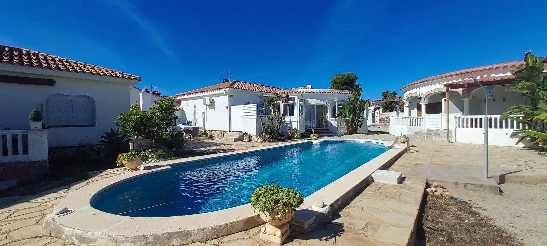 Semi-detached house with pool for sale in Carrer Illes Canaries