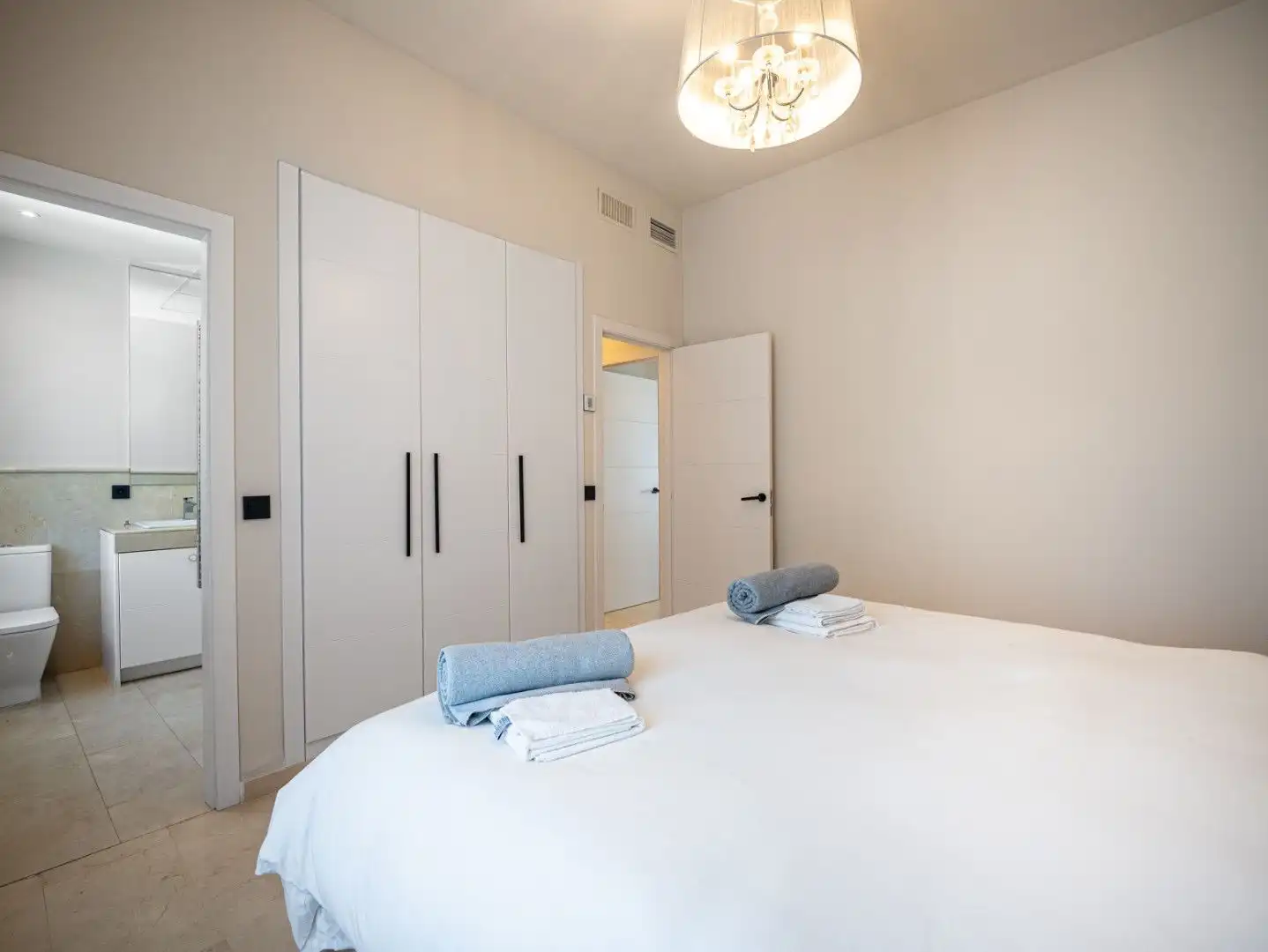 Dormitori de Casa o xalet en venda en Marbella amb Aire condicionat, Jardí privat i Terrassa