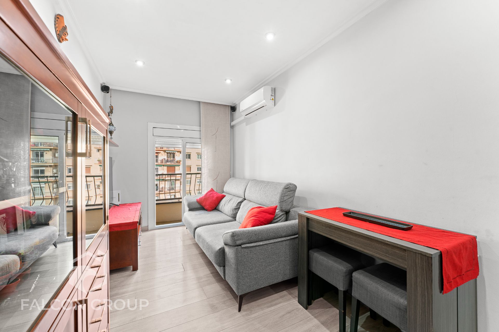 Sala d'estar de Pis en venda en  Barcelona Capital amb Moblat i Balcó