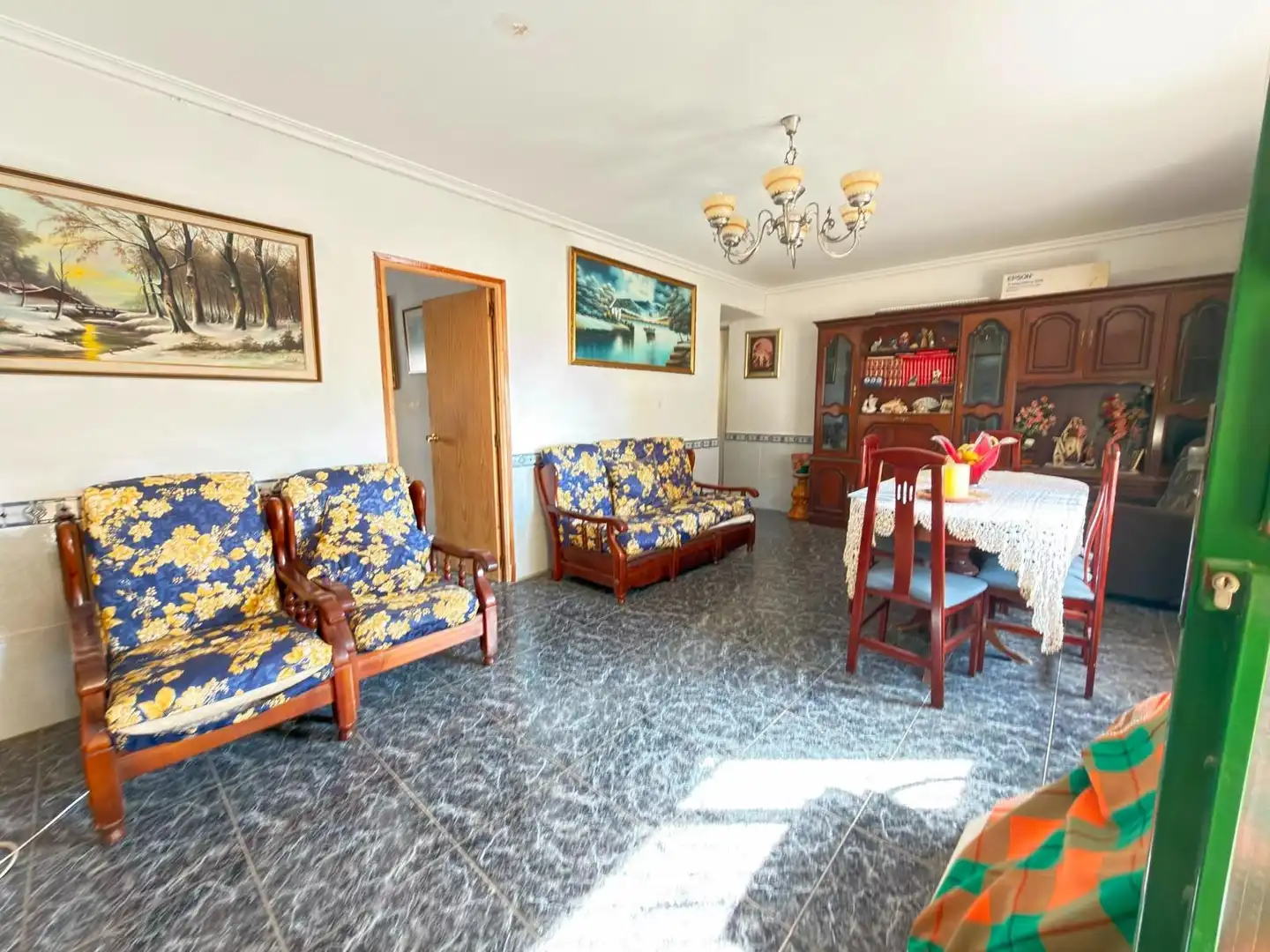 Sala de estar de Casa adosada en venta en Alicante / Alacant con Aire acondicionado, Calefacción y Jardín privado