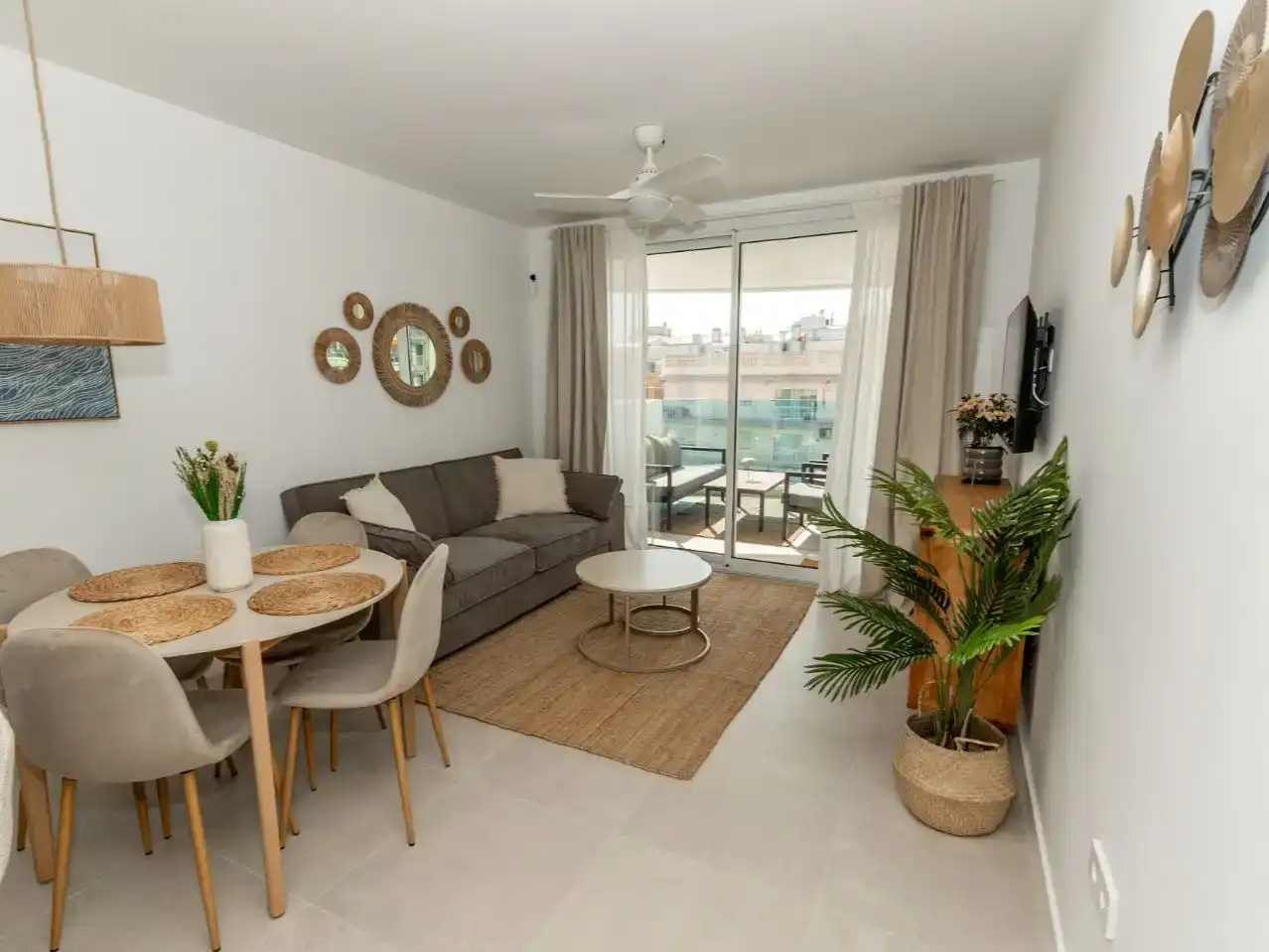 Sala d'estar de Apartament de lloguer en Fuengirola amb Aire condicionat, Piscina i Balcó