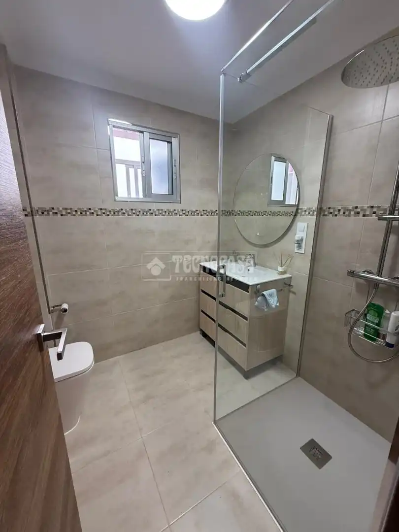 Badezimmer von Wohnung zum Verkauf in Alcolea del Río mit Klimaanlage