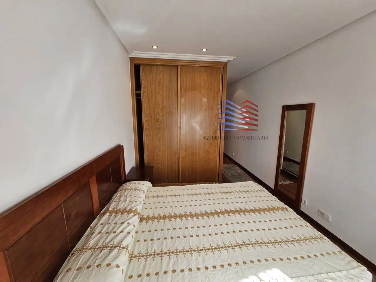 Dormitori de Pis de lloguer en Ourense Capital  amb Calefacció, Parquet i Traster