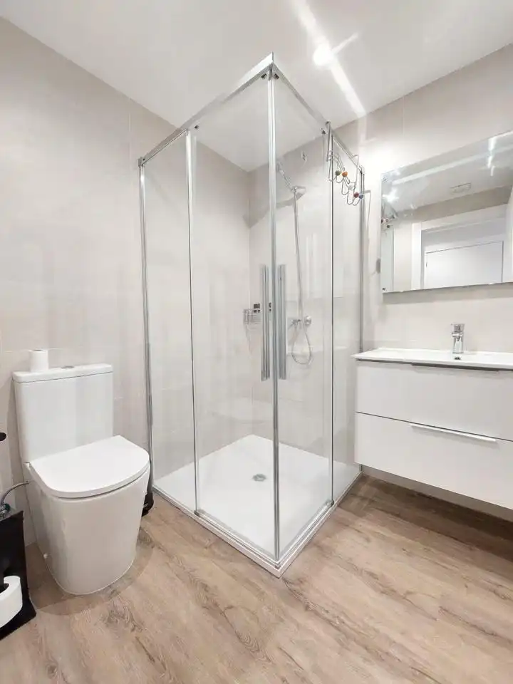 Badezimmer von Erdgeschoss zur Miete in Gijón  mit Heizung, Abstellraum und Möbliert