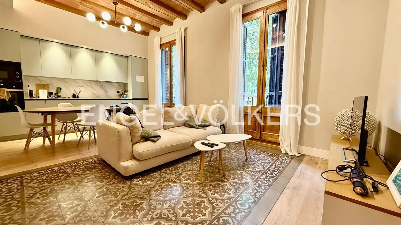 Flat with terrace for sale in Eixample
