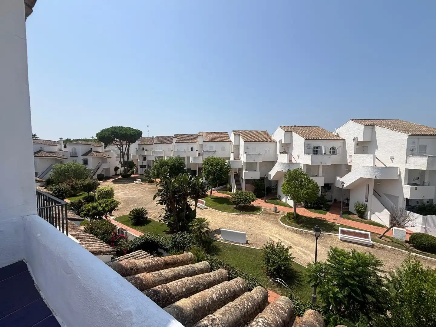 Vista exterior de Casa adosada en venda en Chiclana de la Frontera amb Jardí privat i Piscina comunitària