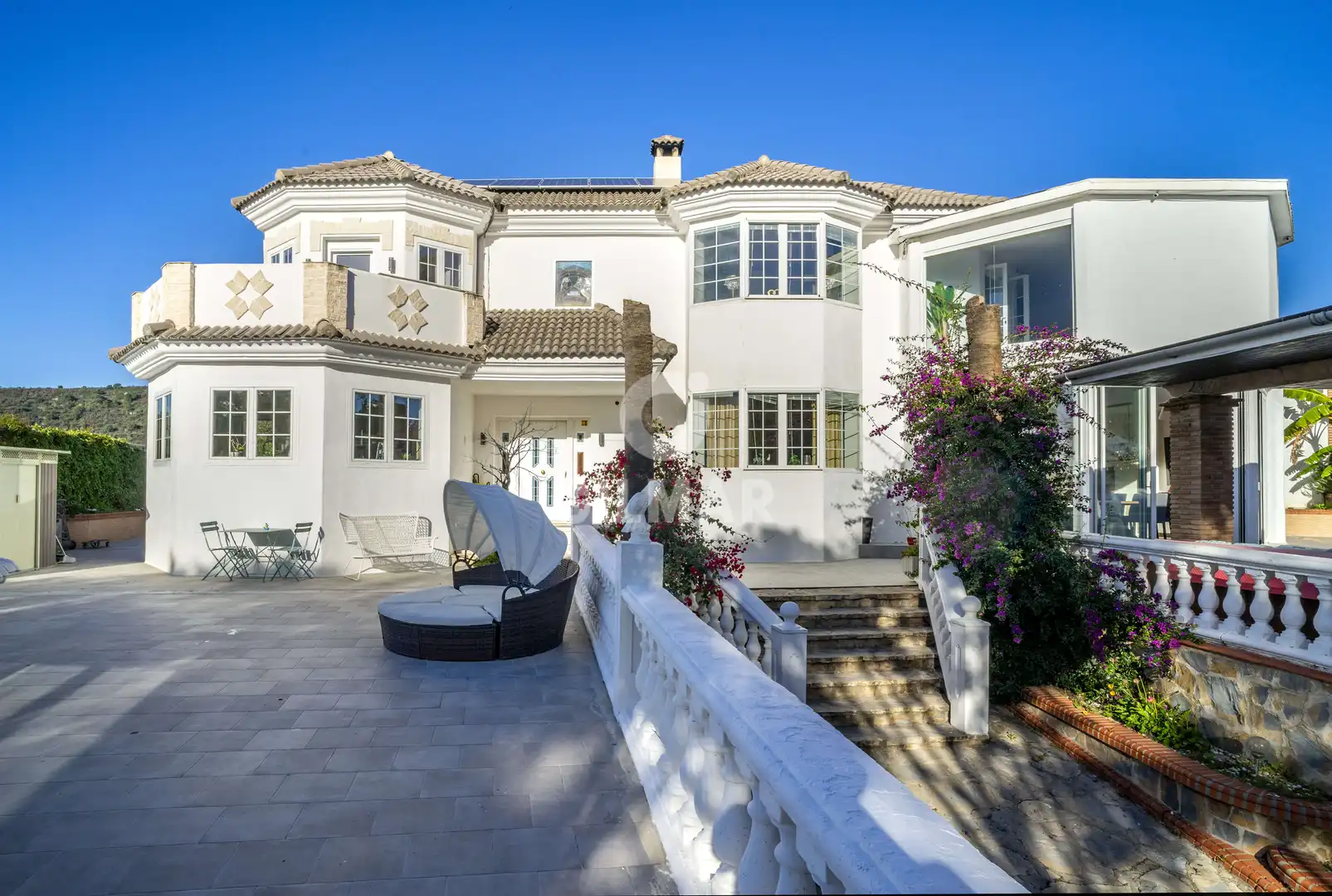 Vista exterior de Casa o xalet en venda en Estepona amb Jardí privat i Piscina