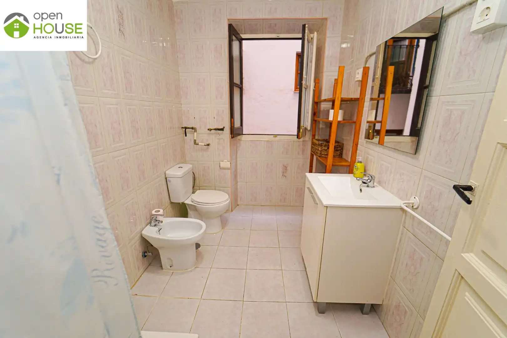 Bathroom of Flat for rent in Granada  with Furnished, Washing machine and Microwave