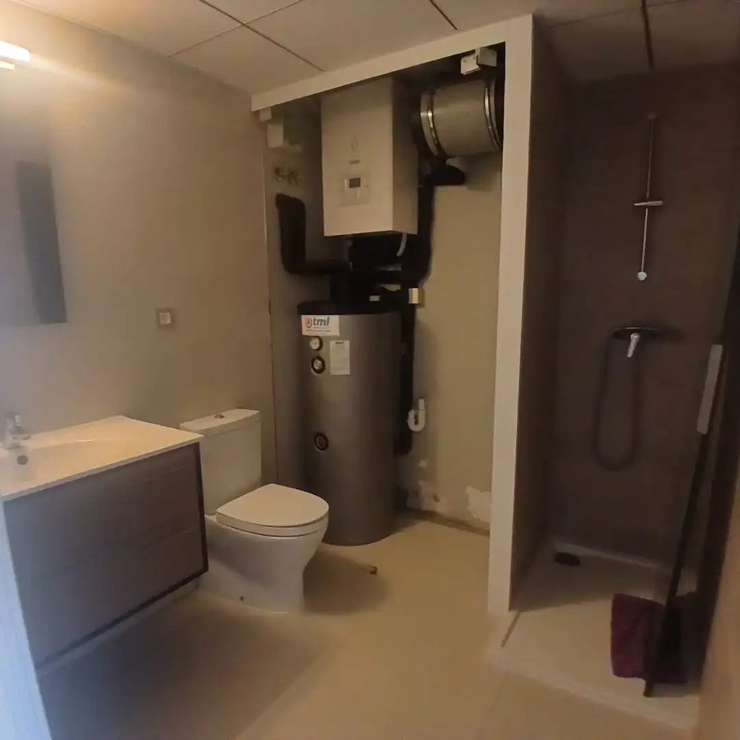 Bathroom of Flat for sale in Terrassa  with Air Conditioner, Heating and Oven