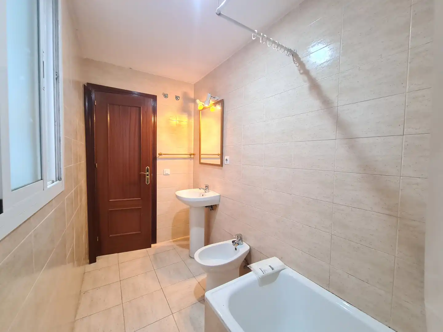 Bathroom of Flat for sale in Sevilla  with Air Conditioner and Storage room