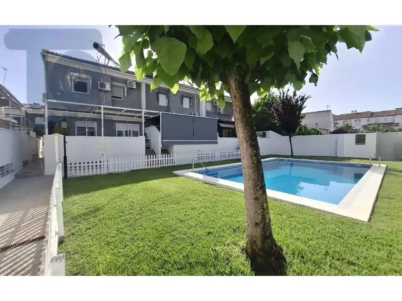 Piscina de Casa adosada en venda en Alhendín amb Aire condicionat, Calefacció i Piscina comunitària